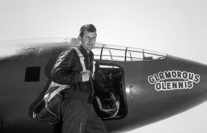 Major General Charles Elwood « Chuck » Yeager, born in 1923. He was the first man to break the sound barrier on October 14, 1947, flying the experimental Bell X-1 at Mach 1 at an altitude of 45,000 ft (13,700 m). In front of the Bell X-1, rocket-powered aircraft. Photo : US Air Force.